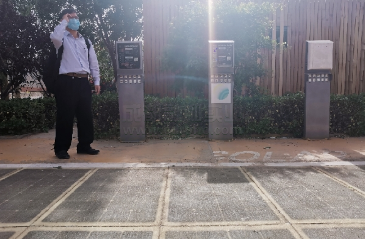 智慧地面供電系統的汽車充電樁