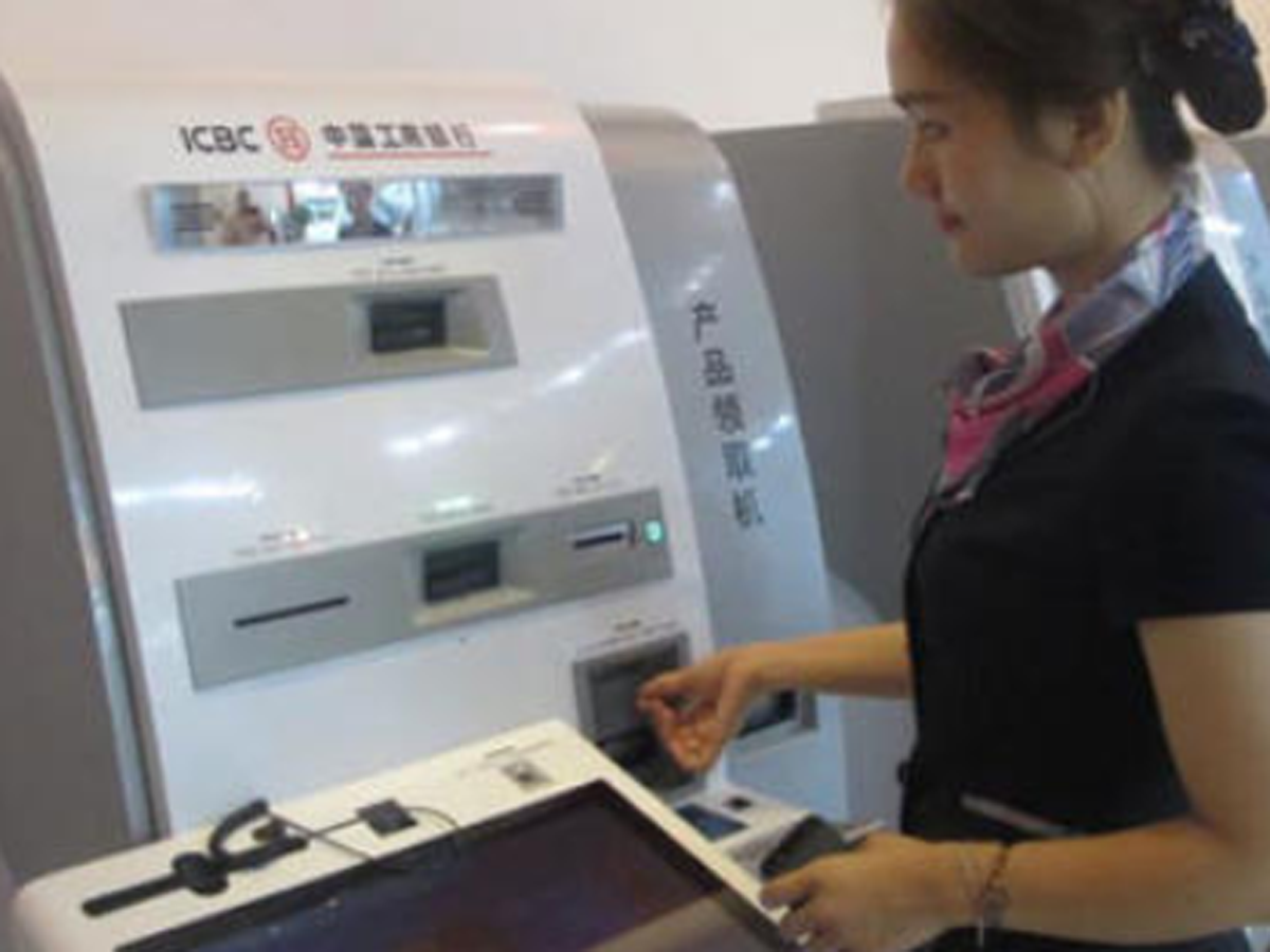 智慧銀行普及:不用填單據，直接自助完成。效果圖