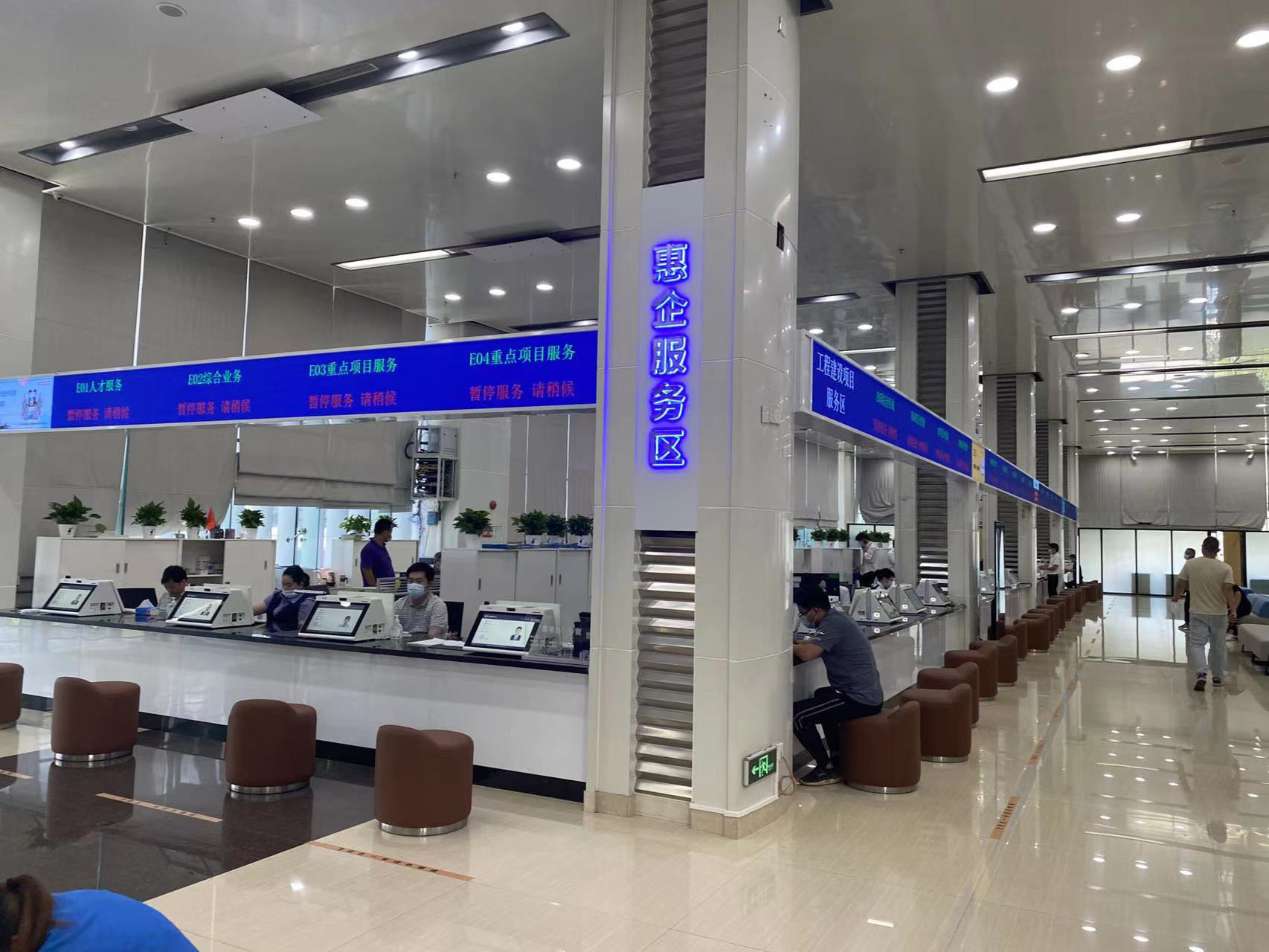 惠州博羅縣政務中心排隊叫號機上線,助力政務大廳高效辦公。效果圖